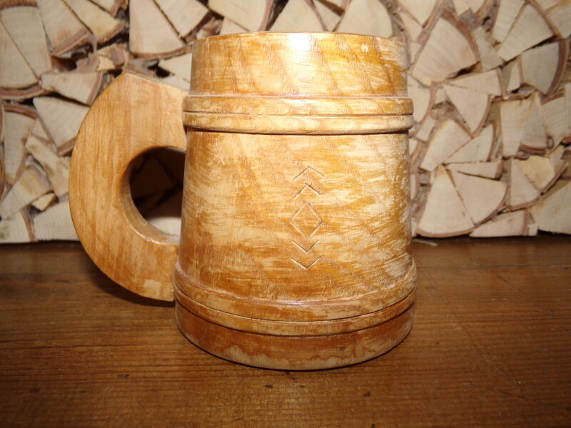 Декоративная деревянная кружка. Озолс.