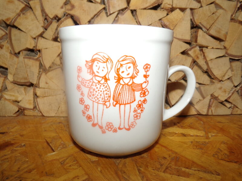 №79. Кружка с рисунком "девочки".  Рижский фарфор .Советская Латвия.