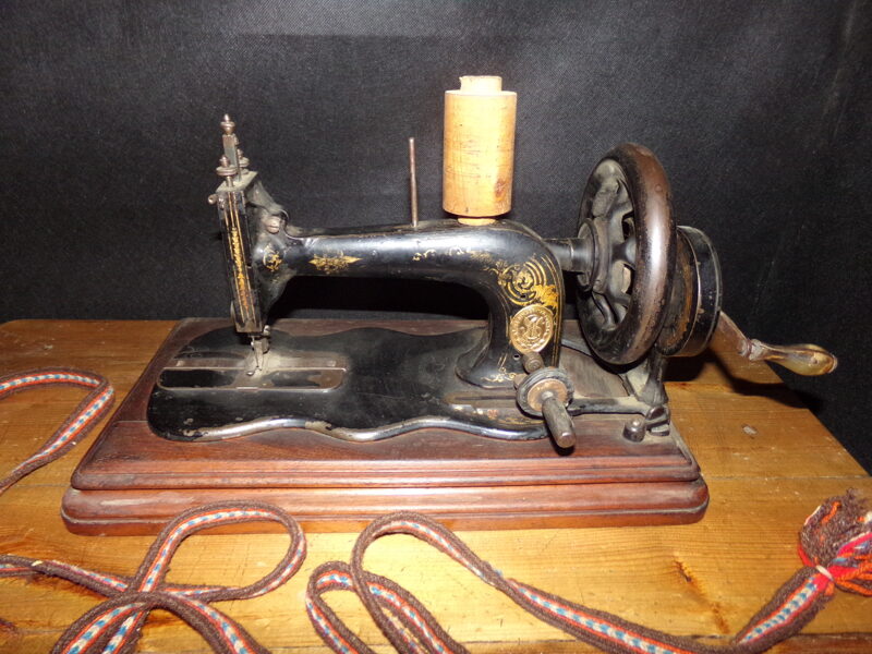 №49. Настольная швейная машина Зингер.