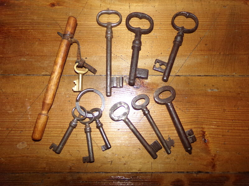 №13. Старинные ключи для замков.