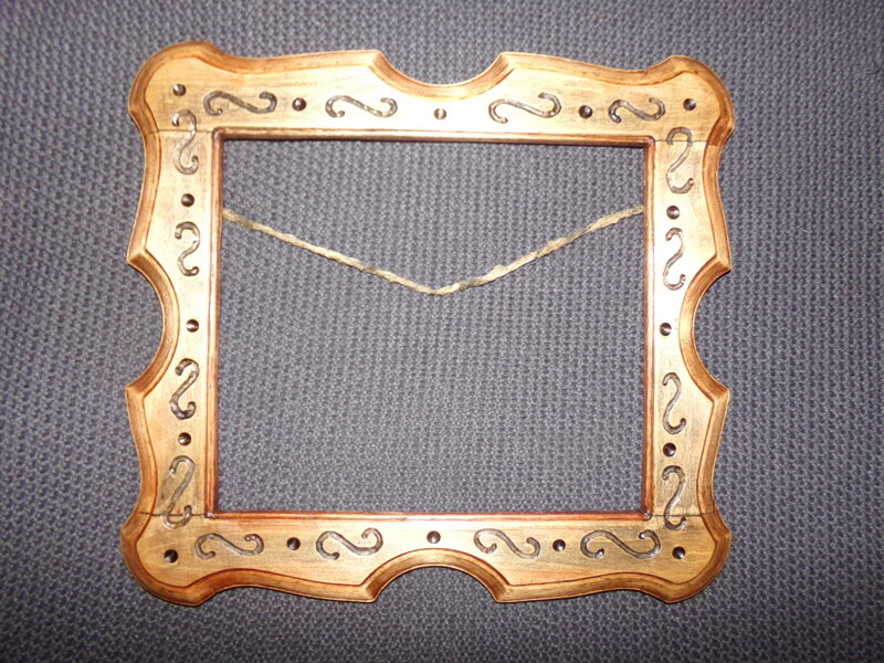 Резная рама с орнаментом.