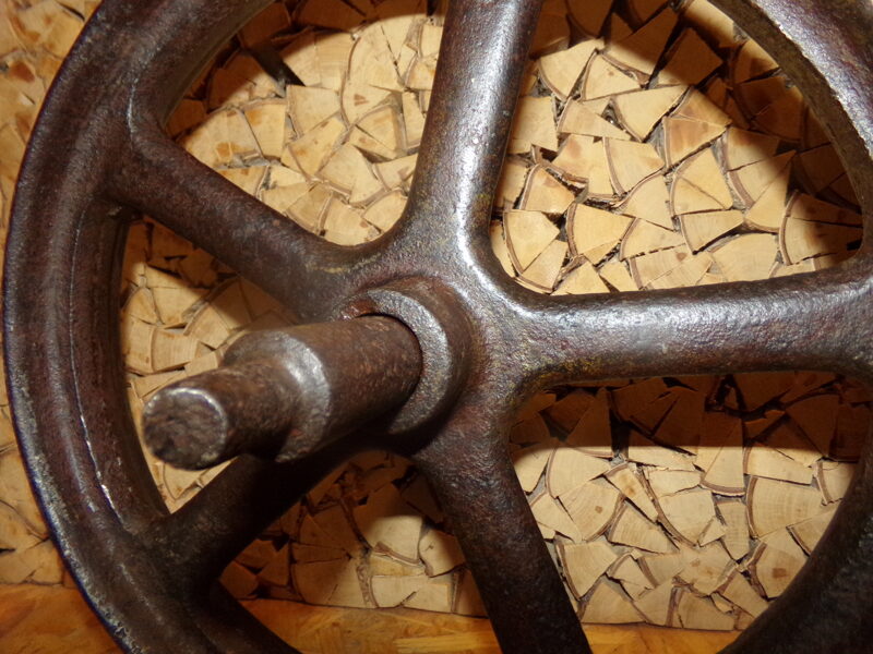 Металлическое колесо на оси. Деталь от парового двигателя. Начало 20 века.