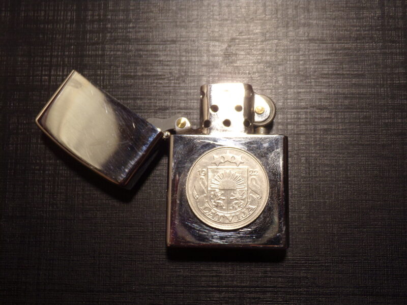 Бензиновая зажигалка с монетой. Латвия. 50 сантимов 1922 года.