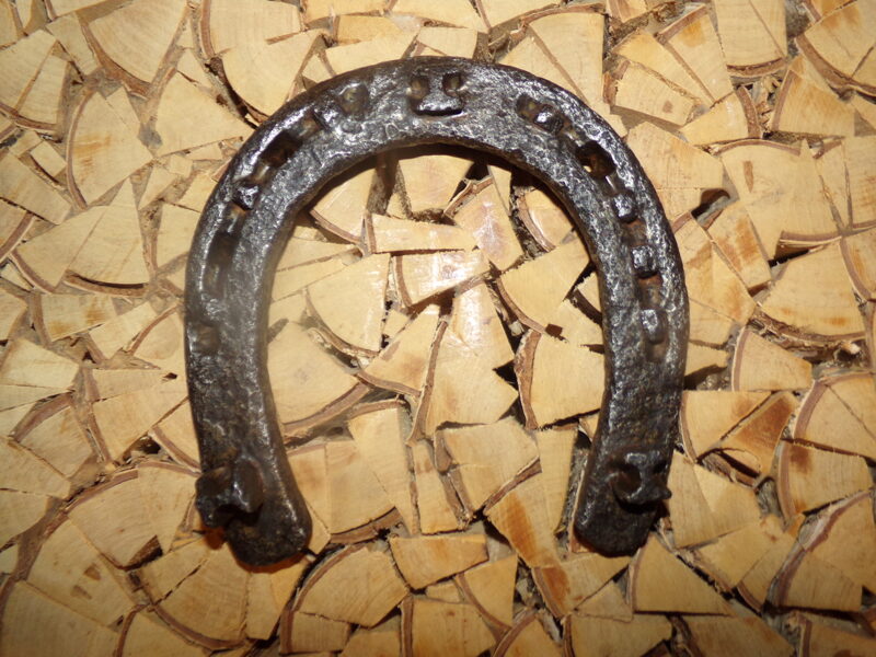  Подкова с крепежными гвоздями. Восточная Латвия. Начало 20 века.