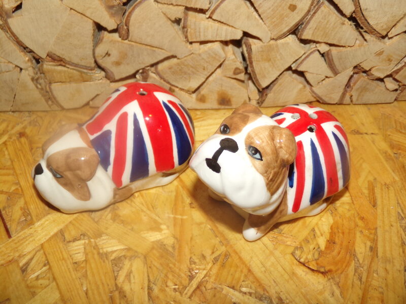 №73. Фарфоровые солонка и перечница в виде собачек с британским флагом.