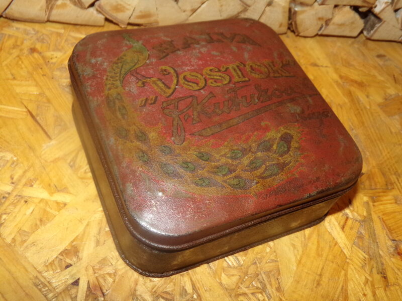 №67. Жестяная коробка. Халва "Восток". Кутузов. Рига. Латвия 1920-тые года.