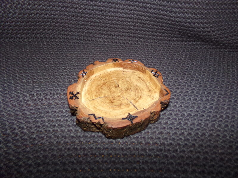 Чаша из дуба с орнаментом. Латвия.