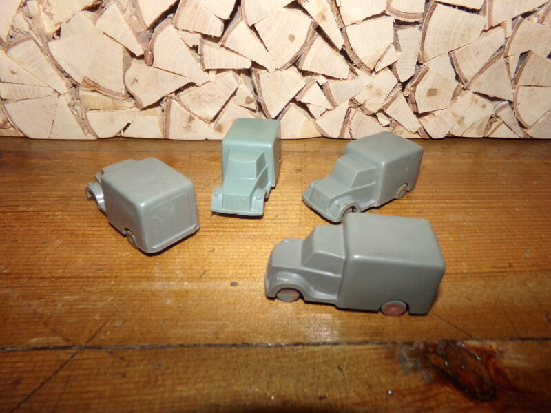 №17. Četras plastmasas mašinītes. PSRS.