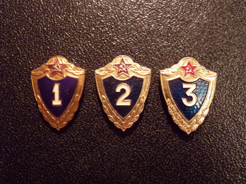 №62. Три нагрудных знака советской армии.