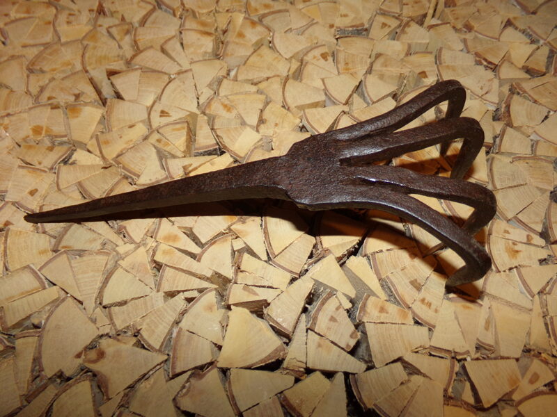 №91. Кованный инструмент на четыре зуба. Восточная Латвия. Начало 20 века.