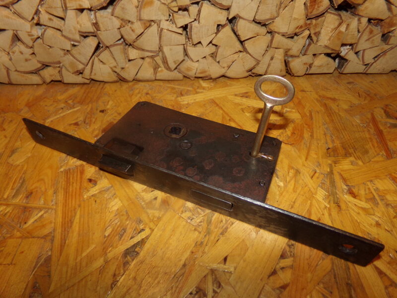 №75. Врезной замок с бронзовым ключом. Начало 20 века.