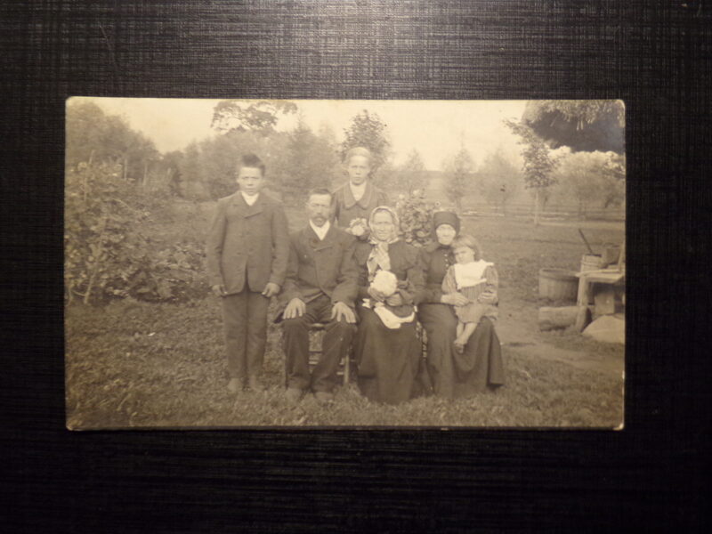 №154. Латвия. Семейный портрет. Начало 20 века. Всемирный почтовый союз. Россия.