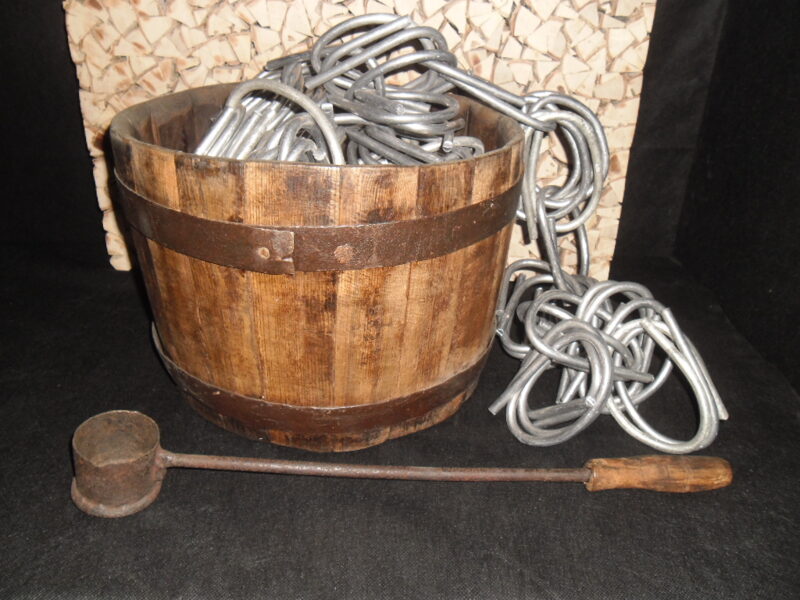 №34. Олово в прутках в дубовой бочке с ковшиком для литья.