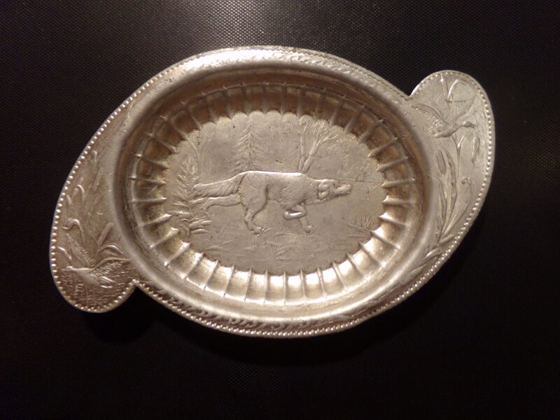 №26. Алюминиевая тарелка с рисунком на тему охоты. СССР. Середина 20 века.