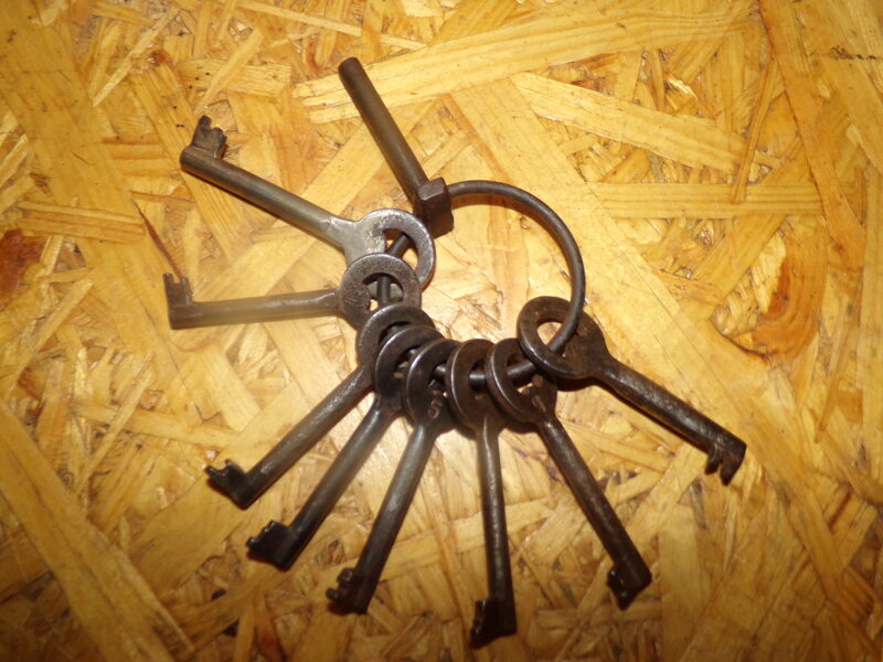 №70. Восемь номерных мебельных ключей на кольце. Латвия. Начало 20 века.