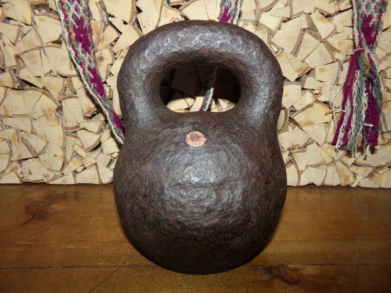 №22. Старинная весовая гиря на 20 фунтов с клеймом Латвии.