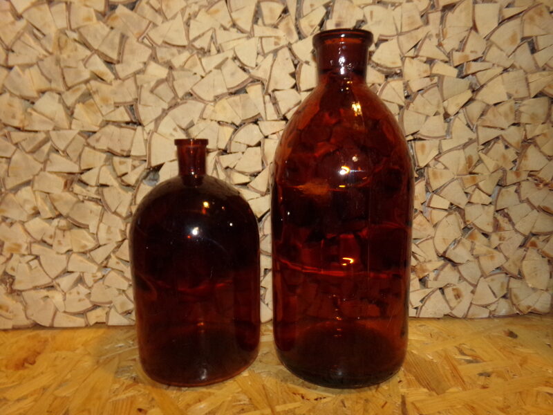 №50. Две бутылки из красного стекла.
