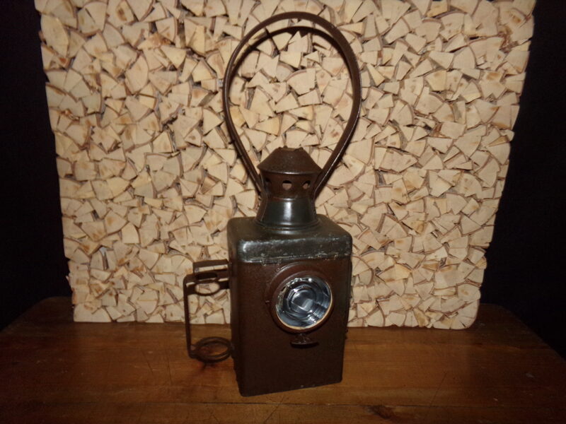 №25. Железнодорожный керосиновый фонарь-светофор.