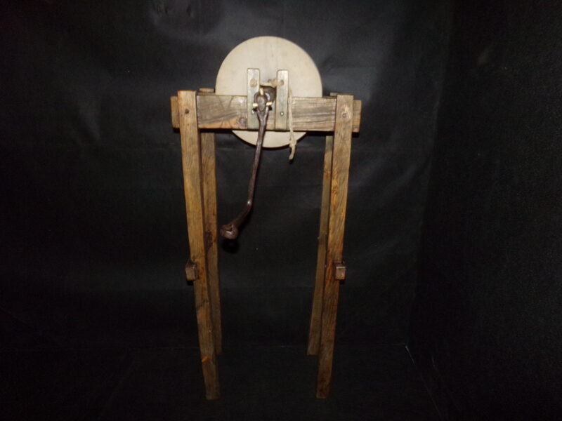 №37. Переносной наждачный станок.