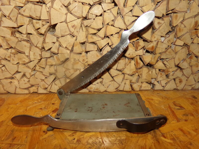  Станок с двумя ножами для обрезания фото. Фигурный и ровный срез. СССР. Середина 20 века.