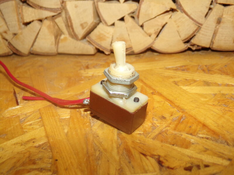 №25. Тумблер включения. Пластик. СССР.