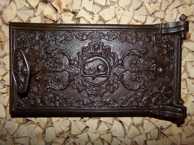 №18. Печная дверца с изображением бобра.