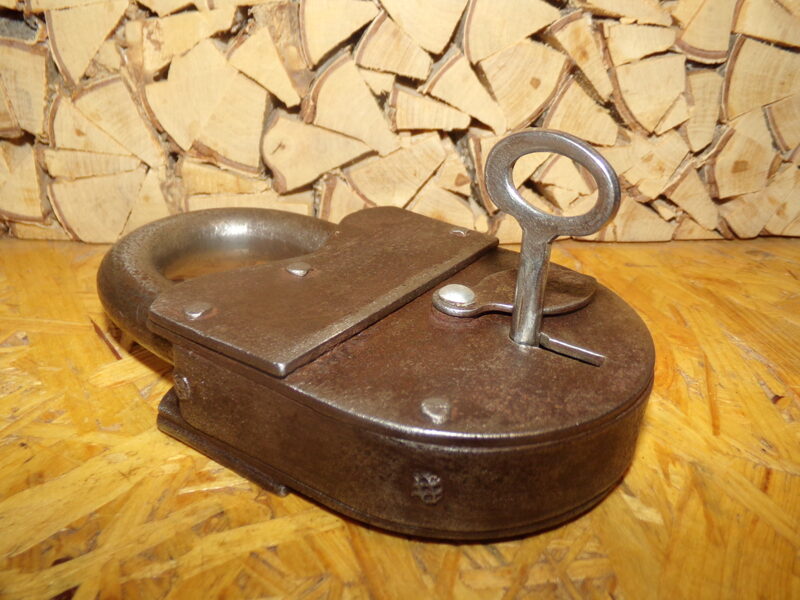 №37. Навесной замок с ключом в рабочем состоянии. Восточная Латвия. Начало 20 века.