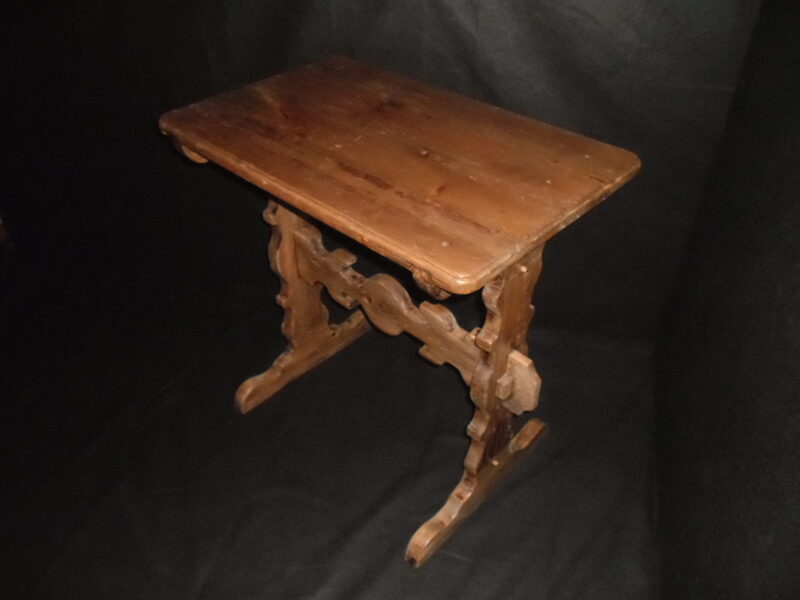 №32. Стол с резным орнаментом. Восточная Латвия. Начало 20 века.