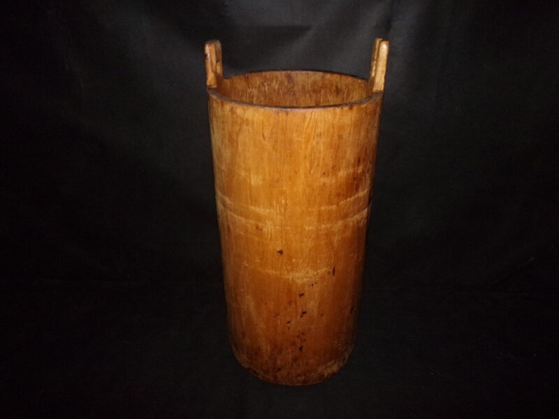 №48. Muca izgrebta no priedes masīvkoka