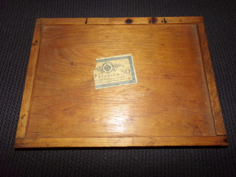 Широкий плоский деревянный пенал с выдвижной крышкой. Начало 20 века.