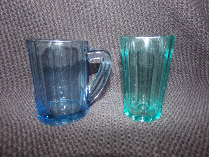 №30. Два граненых стаканчика из цветного стекла. Начало 20 века.