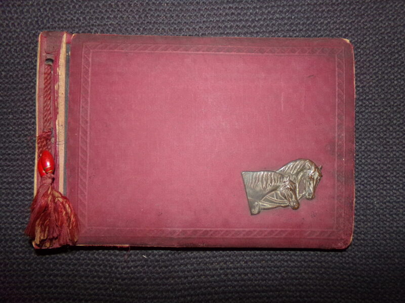 Фотоальбом для хранения фотографий. Латвия. 1930-тые года. Габариты 24х20х3 см.