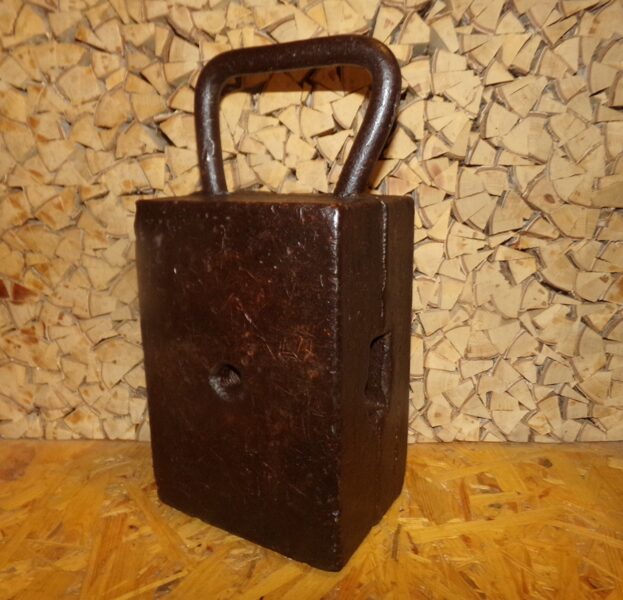 №37. Двухпудовая весовая гиря с ручкой.