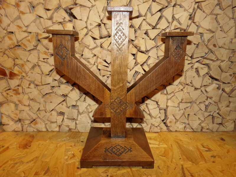 Подсвечник на три свечи с резным орнаментом. Материал-дуб. Латвия. 1920-тые года.