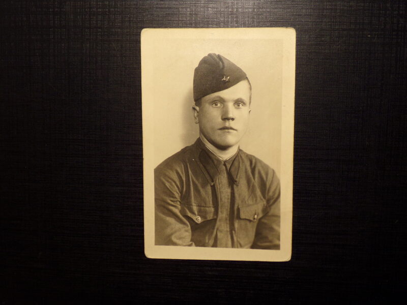 №90. Солдат РККА. Латвия. 1940 год. Памятная надпись " Не забывай очень короткую, горячую любовь".