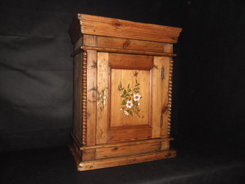 №19. Настенный шкафчик с росписью.