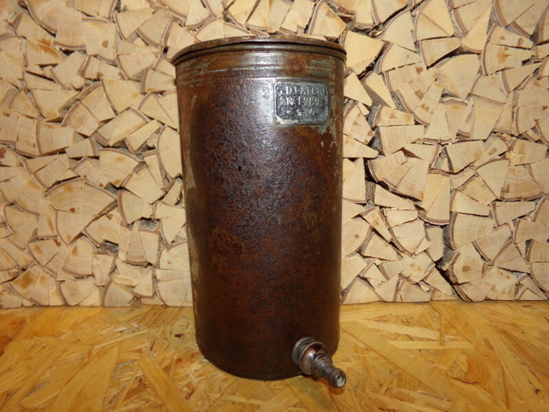 Жестяной бачек с подвесом и штуцером для перелива жидкости. Начало 20 века.