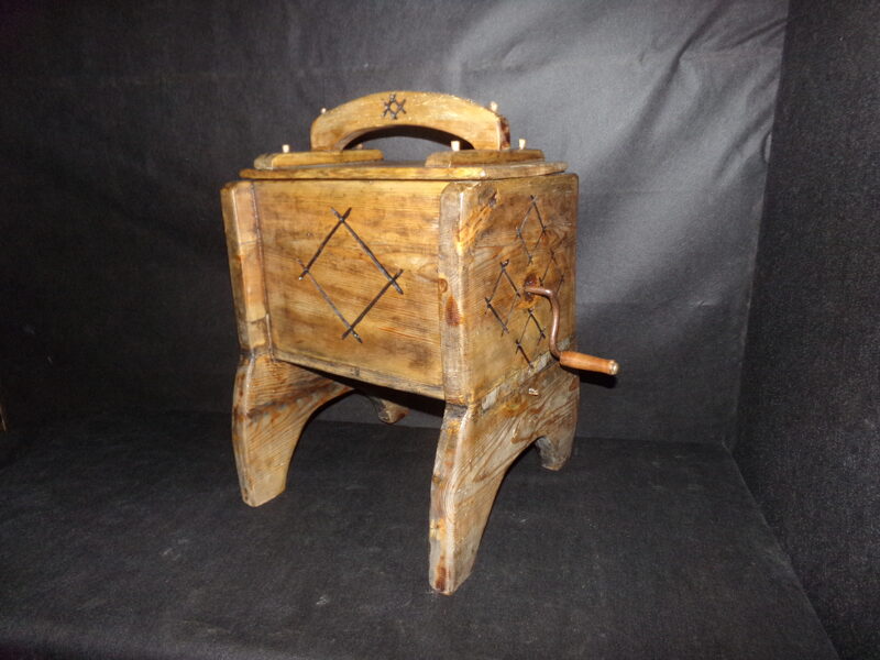 №33. Маслобойка с орнаментом.