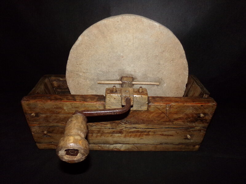 №45. Заточный станок в ящике.