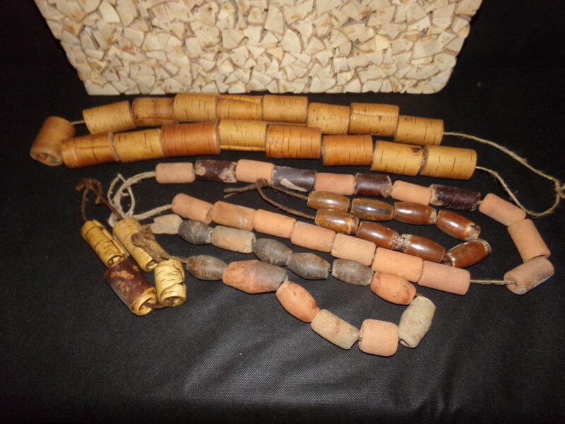№61. Березовые поплавки и керамические грузила для сетей.