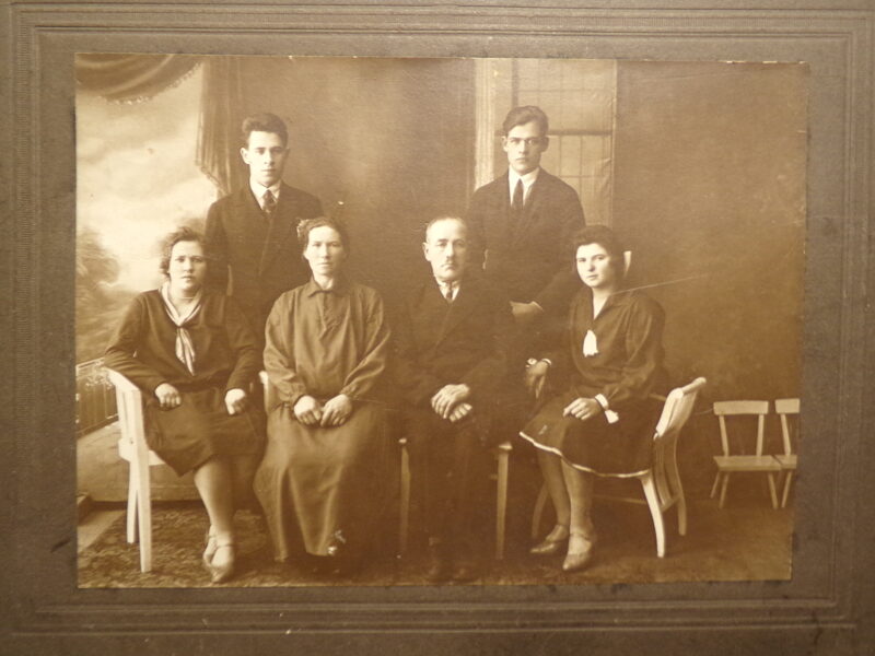 №249. Групповой портрет. Латвия. 1929 год.