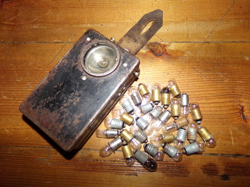 №24. Карманный фонарик и микролампочки.