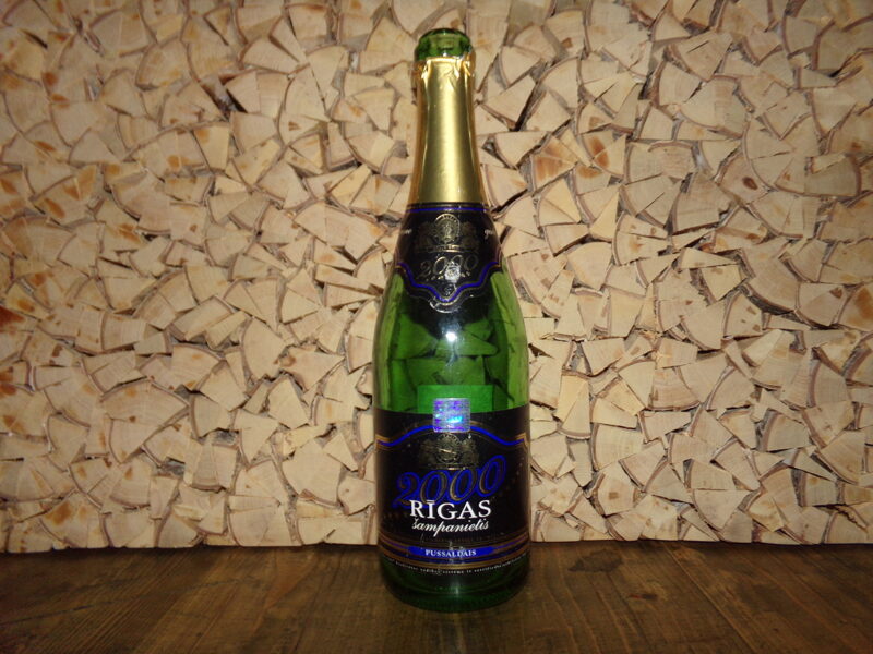 №38. Бутылка из под рижского шампанского. Выпущена к 2000 году.