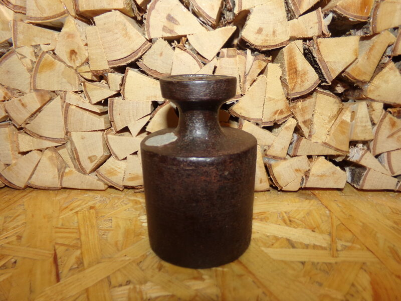 №32. Гиря весом 1 кг. Переклейменная в 1940 году в Латвии на клеймо СССР.