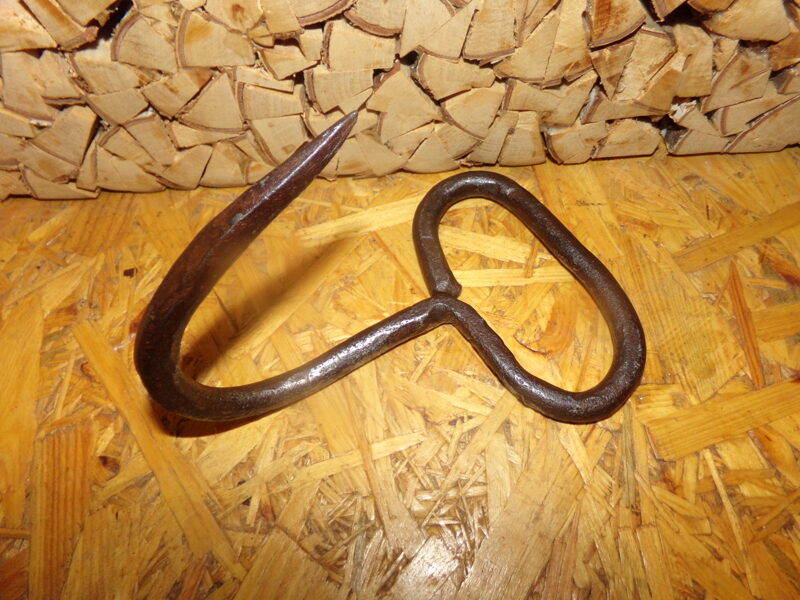 №141. Старинный кованный крюк с круглой ручкой. Восточная Латвия.