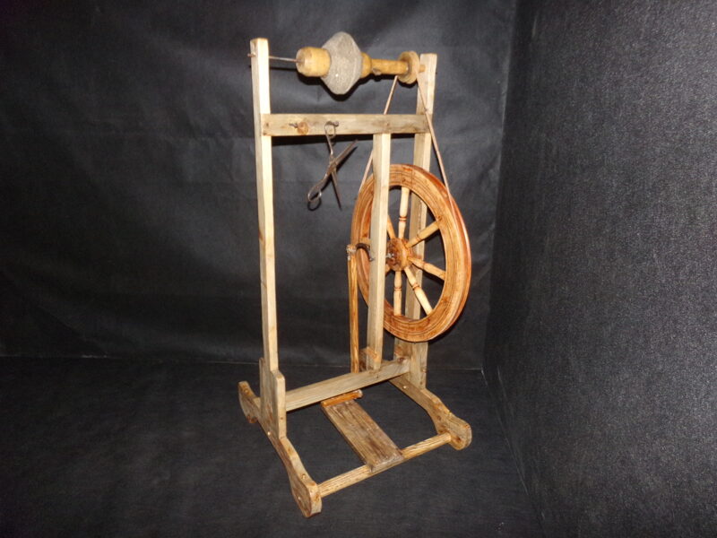 №46. Переносной заточный станок с ножным приводом.