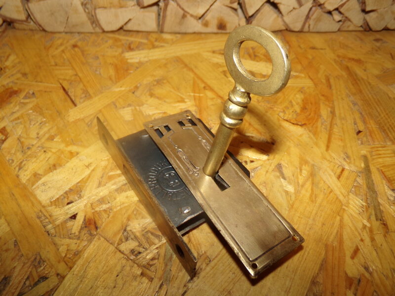 №45. Мебельный замок с ключом и накладкой. Металпродукт. Рига. 1920-тые года.
