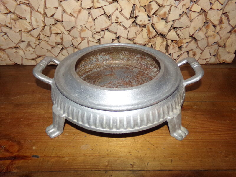 №28. Угольница для подогрева посуды. Алюминий. Середина 20 века.