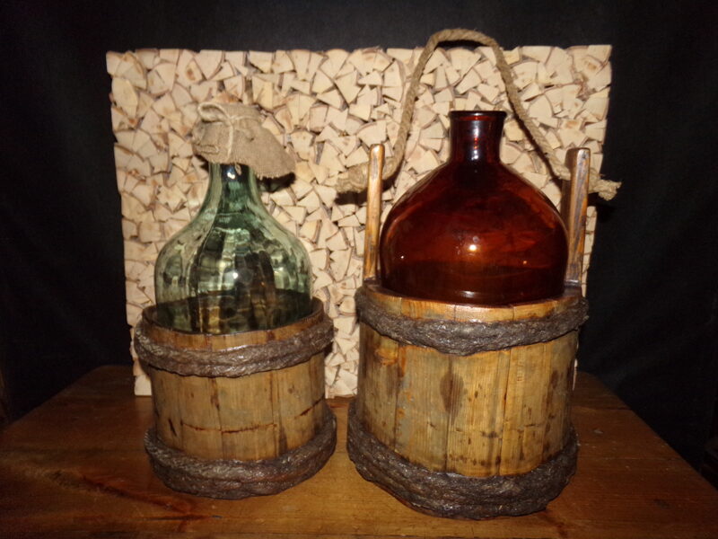 №22. Divi trauki ar pudelēm