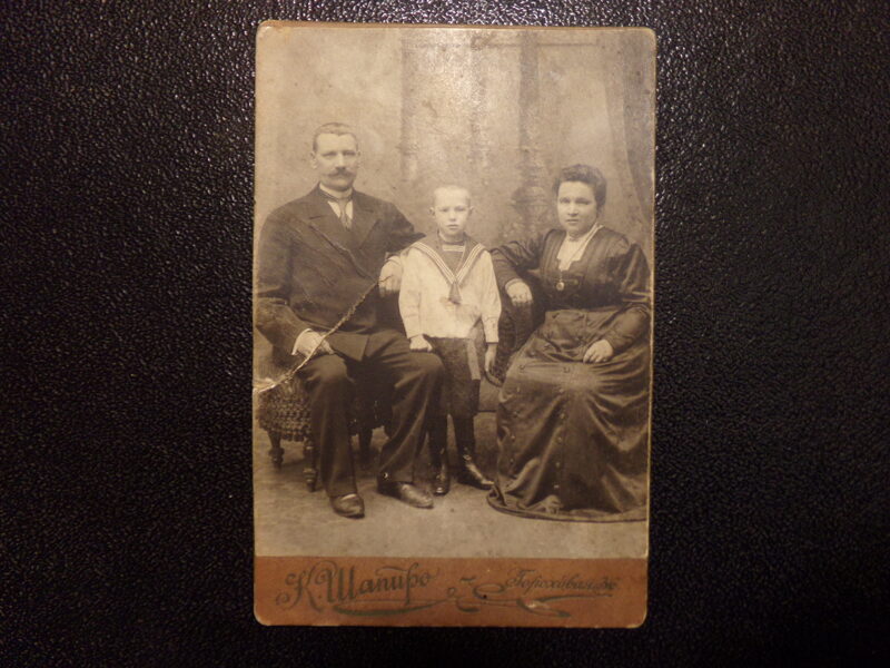 №35. Фото на картоне. Семейный портрет. Российская Империя. Начало 20 века. Ателье К. Шапиро. Петербург.
